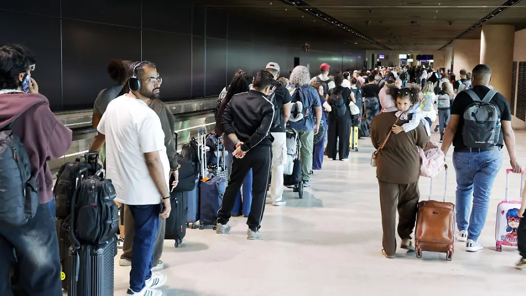 Viele-Reisenden-stehen-im-Gang-zur-Einreise-in-einer-langen-Schlange-an-und-muessen-Wartezeiten-in-Kauf-nehmen-Terminal-3-am-Fraport-Flughafen-Frankfurt-Hessen-Deutschland-01-06