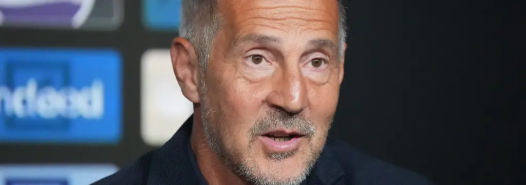 Trainer-Adi-Huetter-Eintracht-Frankfurt-bei-seiner-Vorstellungspressekonferenz-Frankfurt-01-06