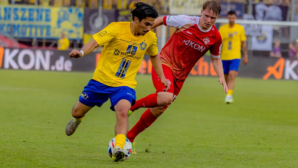 Wuerzburg-Deutschland-01-Juni-2026-Relegation-3-Liga-2025-2026-Rueckspiel-FC-Kickers-Wurzburg-gegen-1-FC-Lok-Leipzig-Im-Bild-v-li-im-Zweikampf-Eren-Oeztuerk-Oeztuerk-1