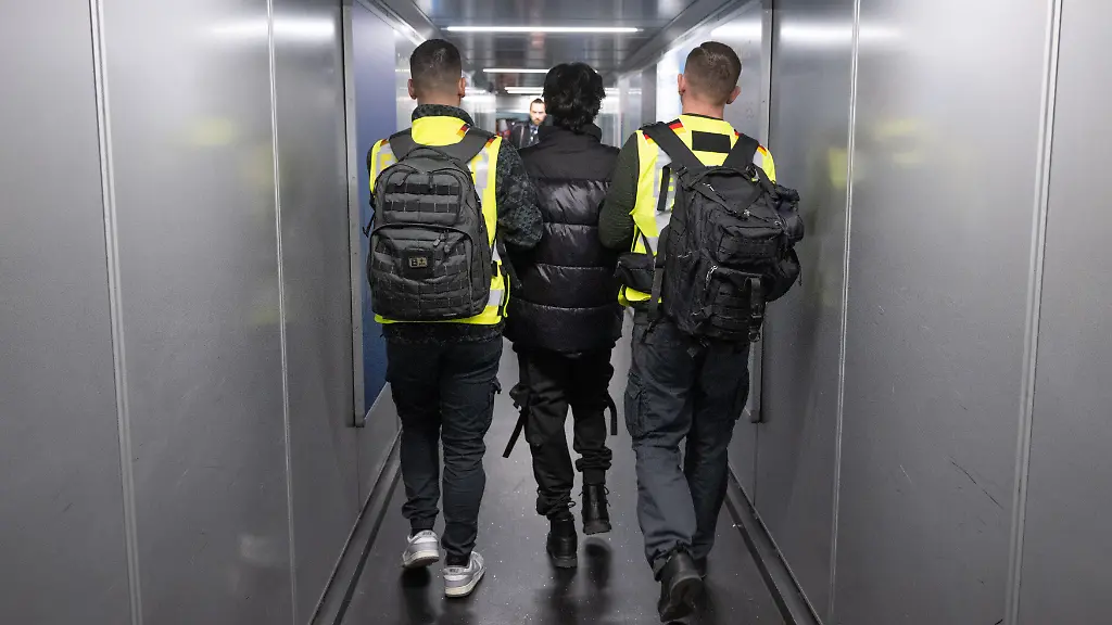 Beamte-der-Bundespolizei-bringen-einen-Mann-auf-einen-Abschiebeflug-nach-Pakistan-Die-Bundespolizei-und-Mitarbeiter-von-Frontex-begleiten-den-Flug-mit-einem-massiven-Kraefteaufgebot