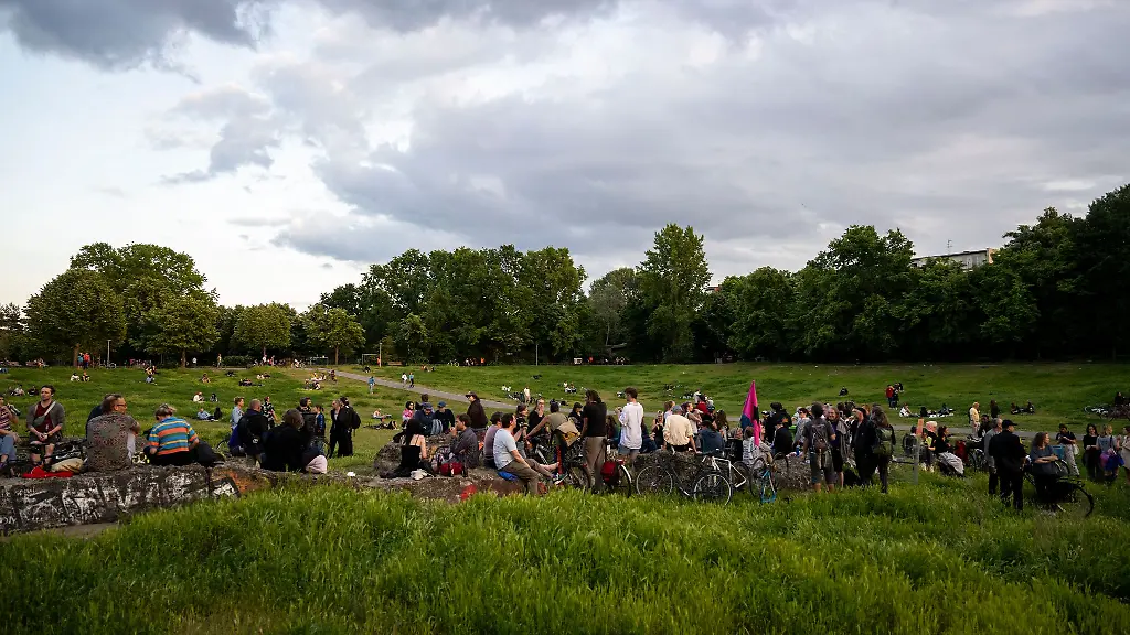 Nach-dem-Gerichtsurteil-nutzten-Dutzende-die-Chance-und-verbrachten-den-spaeten-Abend-im-Park
