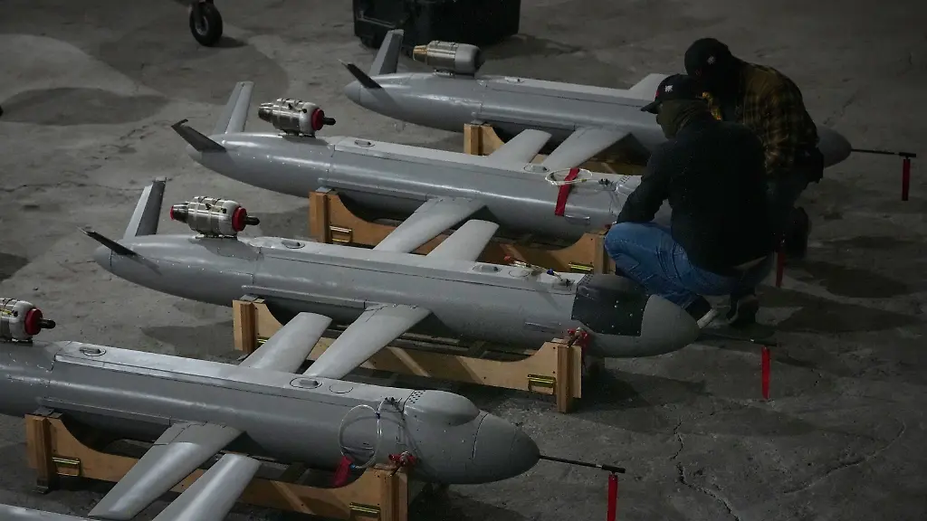 Servicemen-of-Ukraine-s-defense-intelligence-set-up-the-Peklo-Hell-missile-drones-against-Russian-in-an-undisclosed-location-in-Ukraine-late-Thursday-May-28-2026