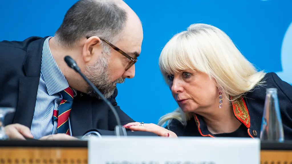 Der-Leiter-des-Berliner-erfassungsschutzes-Michael-Fischer-und-Innensenatorin-Iris-Spranger-SPD-stellen-den-neuen-Verfassungsschutzbericht-vor