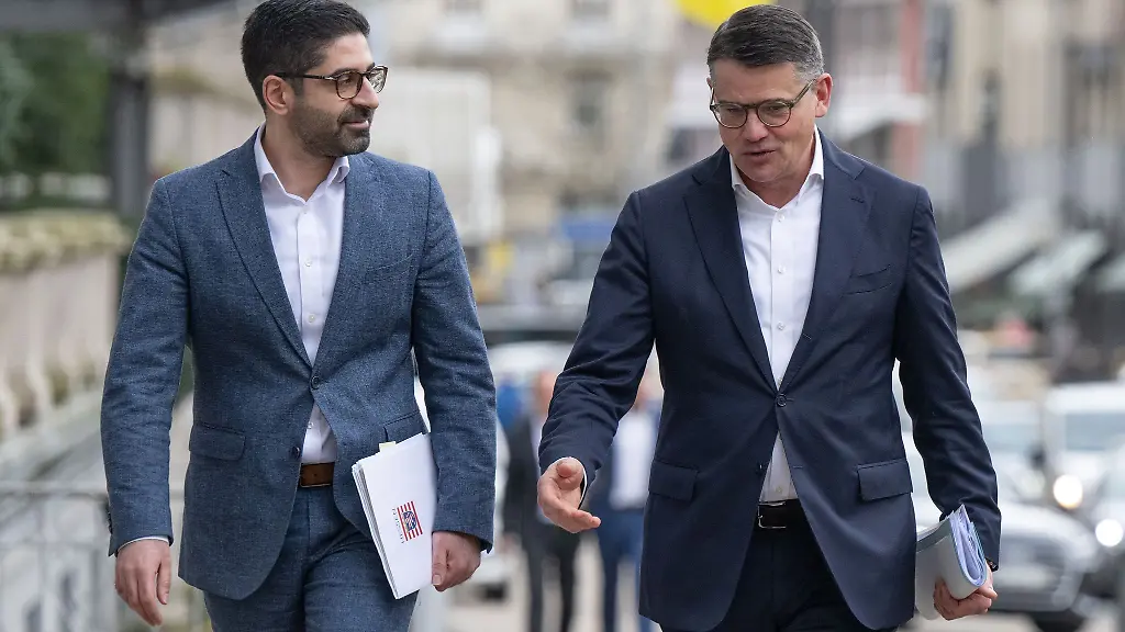 Ministerpraesident-Rhein-CDU-r-und-sein-Stellvertreter-Mansoori-SPD-wollen-auf-ihre-Arbeit-zurueckblicken-und-den-Blick-auf-kuenftige-Schwerpunkte-richten