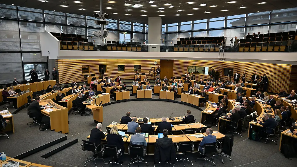Im-Thueringer-Landtag-fehlt-der-Brombeer-Koalition-eine-Mehrheit-Das-sogenannte-3-plus-1-Format-soll-deshalb-Kompromisse-mit-der-Linken-ermoeglichen