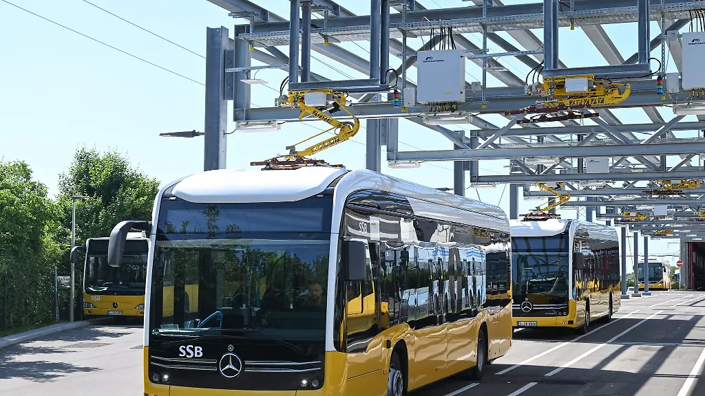Ein-E-Bus-wird-in-Stuttgart-an-einer-Stromtankstelle-aufgeladen