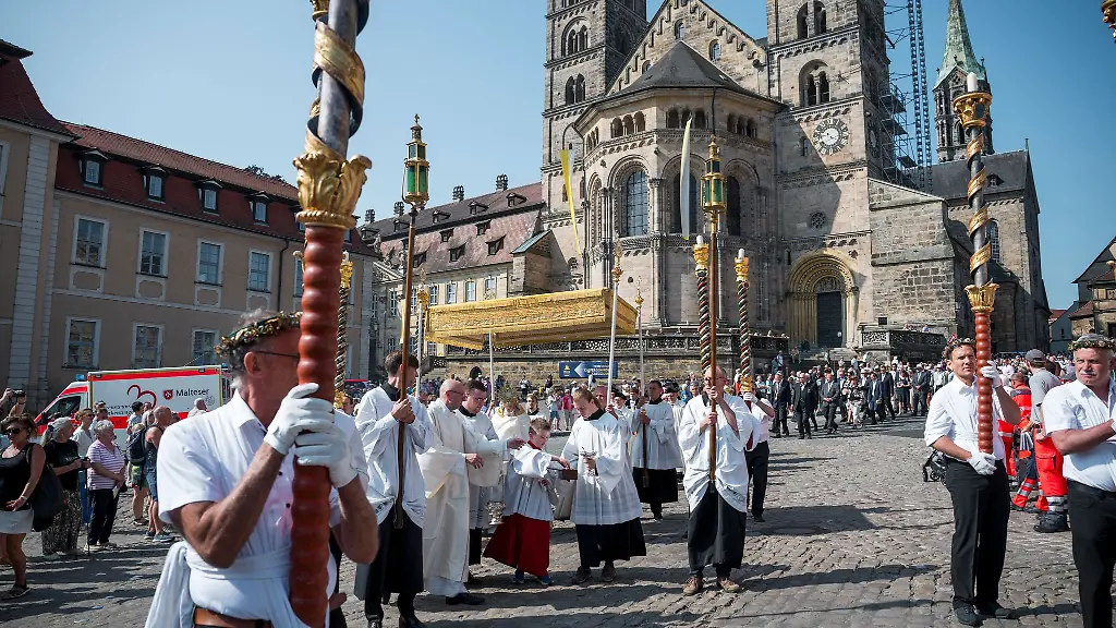 Die-Prozession-zieht-vom-Domberg-in-die-Innenstadt