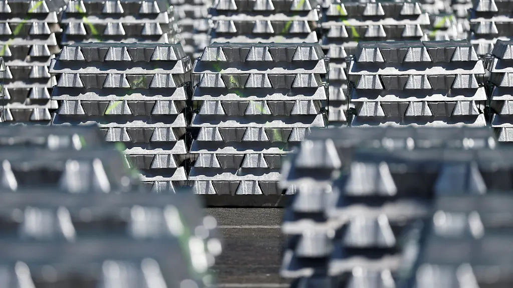 Aluminium-ingots-stacked-at-Aluminium-Dunkerque-the-largest-primary-aluminium-smelter-in-Europe-in-Loon-Plage-near-Dunkirk-northern-France-France-April-24-2026