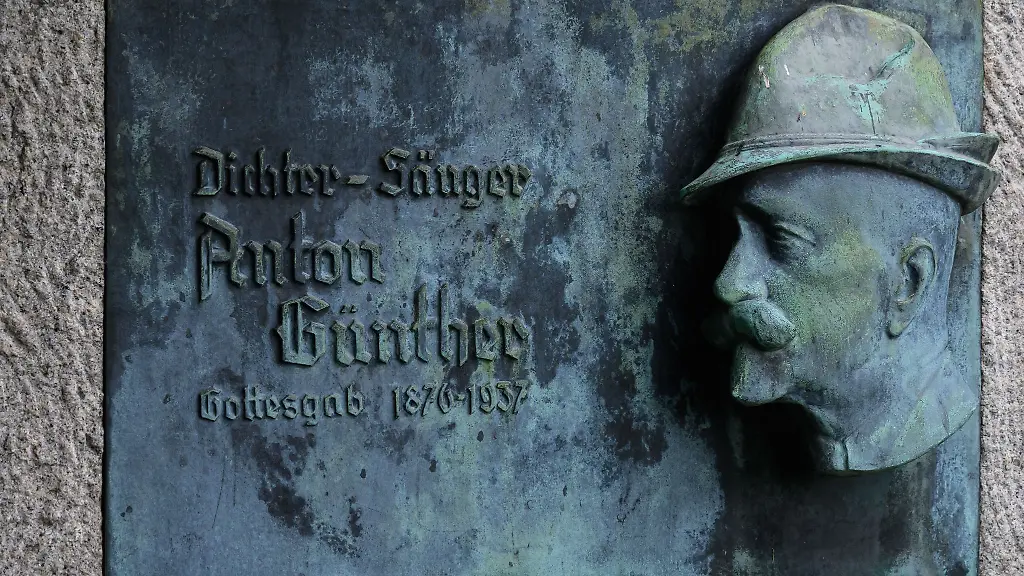 Erfinder-der-Liedpostkarte-Eine-Gedenktafel-erinnert-auf-dem-Freidhof-in-Gottesgab-Bozi-Dar-Tschechien-an-den-Komponisten-und-Dichter-Anton-Guenther