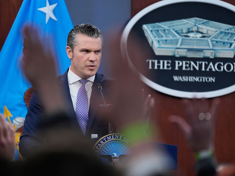 Pentagon zpřísnil přístup novinářů, soud brzdí propouštění vojáků