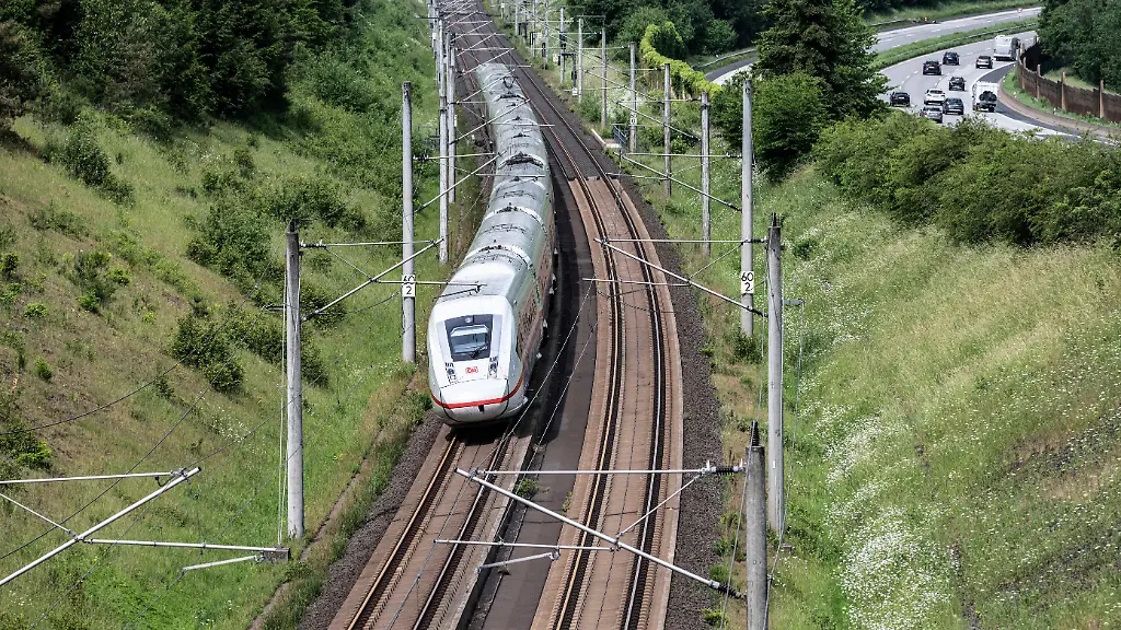Ein-ICE-auf-der-ICE-Schnellfahrstrecke-Koeln-Frankfurt-Intercity-Express-Schnellzug-Hochgeschwindigkeitszug-fliessender-Verkehr-auf-der-daneben-verlaufenden-Autobahn-A3-bei-Neuwied-in-Rheinland-Pfalz-am-31-05