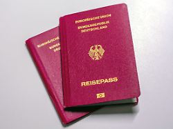 Einbürgerungsanträge gesunken: Überwiegende Mehrheit der deutschen Neubürger wählt Doppelpass