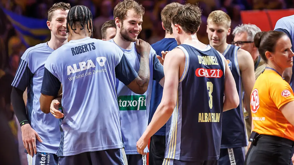 Alba-Jubel-nach-dem-zweiten-Halbfinalsieg-gegen-Bamberg