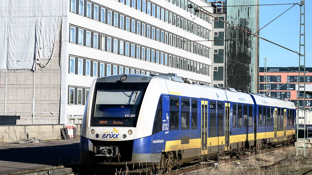 Eine-Bahn-des-Eisenbahnverkehrsunternehmens-Erixx-steht-im-Braunschweiger-Hauptbahnhof