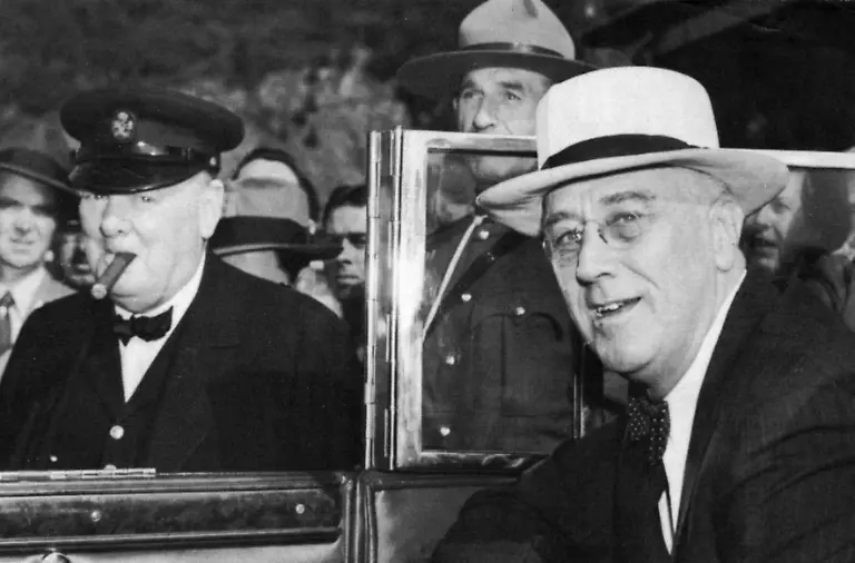 Franklin-Delano-Roosevelt-1882-1945-32nd-President-of-the-USA-right-and-Winston-Churchill-1874-1965-British-Prime-Minister-meeting-in-Quebec-in-1944