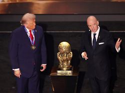Kritik: DFB-Reaktion beschämend: Infantinos Nähe zu Trump: 