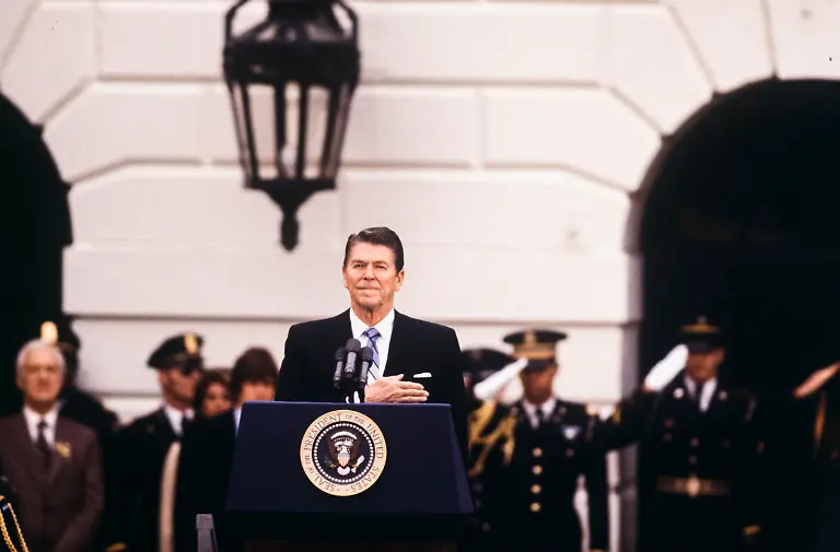 Ceremonie-presidees-par-Ronald-Reagan-a-la-Maison-Blanche-pour-les-otages-americains-de-Teheran-le-27-janvier-1981-a-Washington