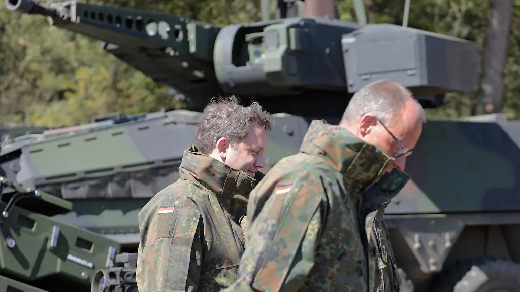 Bundeskanzler-Friedrich-Merz-rechts-und-Vizekanzler-Lars-Klingbeil-in-Tarnjacken-in-Munster-Bundeskanzler-Friedrich-Merz-rechts-und-Vizekanzler-Lars-Klingbeil-in-Tarnjacken-in-Munster
