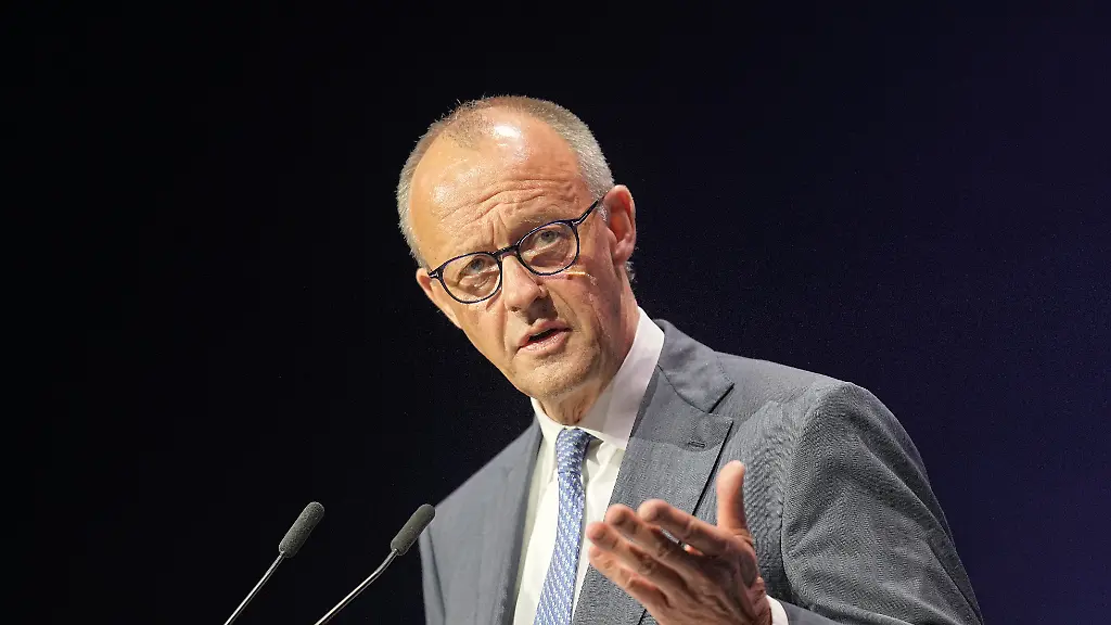 Bundeskanzler-Friedrich-Merz-CDU-spricht-bei-der-Konferenz-ZVEI-eSummit-zur-Anwendung-von-KI-in-der-Elektro-und-Digitalindustrie