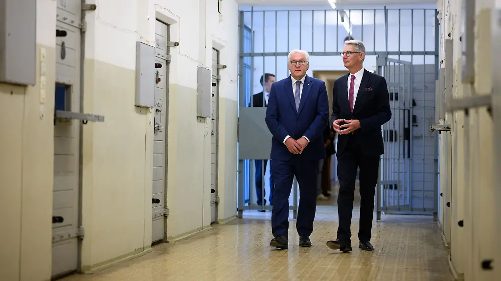 Bundespraesident-Frank-Walter-Steinmeier-besichtige-im-frueheren-Stasi-Gefaengnis-in-Berlin-Hohenschoenhausen-mehrere-Trakte-mit-Zellen
