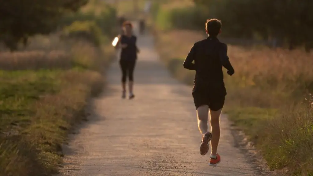 Jogger-laufen-auf-einem-Feldweg