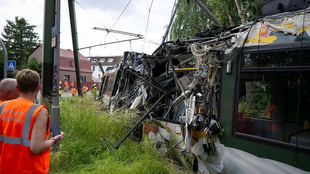 Eine-Strassenbahn-in-Neu-Hohenschoenhausen-ist-entgleist-Bei-dem-Unfall-gab-es-viele-Verletzte