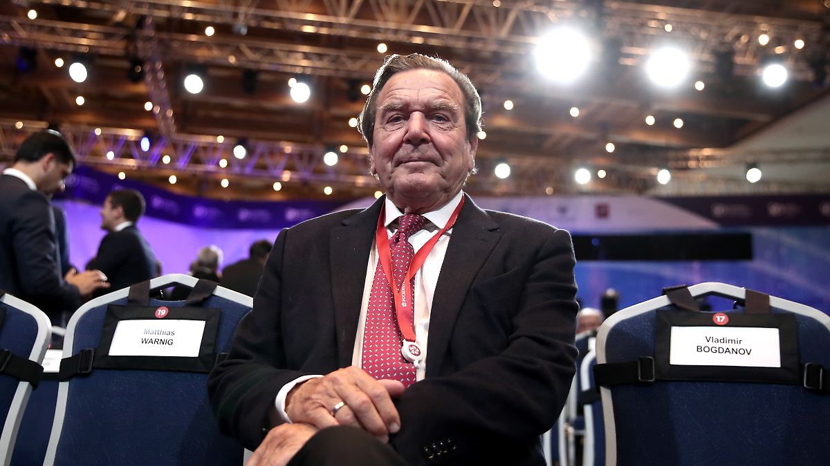 Spotted at the Kempinski: Former Chancellor Schröder visits Moscow