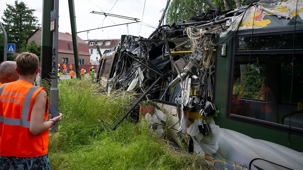 Eine-Strassenbahn-in-Neu-Hohenschoenhausen-ist-entgleist-Bei-dem-Unfall-gab-es-viele-Verletzte
