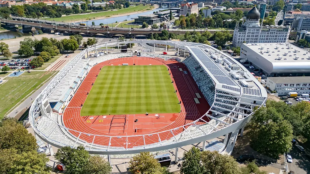 Der-FC-Landtag-laedt-zum-Parlamentarischen-Fussball-Turnier-ins-Dresdner-Heinz-Steyer-Stadion-Archivbild