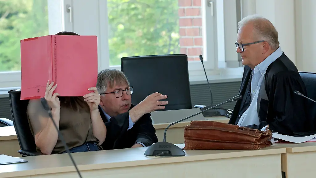 Die-Angeklagte-l-r-wird-von-den-Rechtsanwaelten-Andreas-Ohm-und-Thomas-Loecker-verteidigt