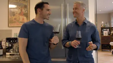 Zwischen den Hochzeitsvorbereitungen lassen es sich Ralf und Etienne bei einem Glas Rotwein gutgehen - Quelle Sky  Andreas Büttner