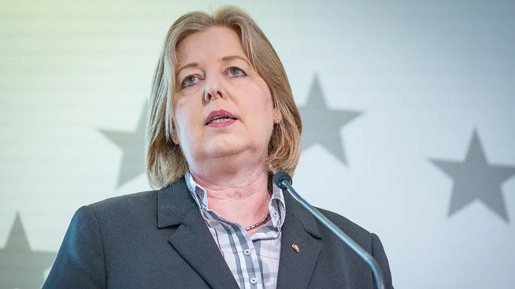 Baerbel-Bas-Bundesministerin-fuer-Arbeit-und-Soziales-haelt-eine-Rede