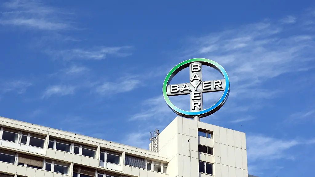 12-02-2011-Berlin-Deutschland-Firmenlogo-der-Bayer-AG-Die-Bayer-AG-ist-ein-Unternehmen-der-chemischen-und-pharmazeutischen-Industrie-QF-europaeisch-0MK110212D401CARO