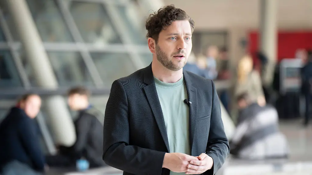 Felix-Banaszak-Buendnis-90-Die-Gruenen-Pressestatement-Felix-Banaszak-Bundestag-Buendnis-90-Die-Gruenen-Vorsitzender-Berlin-Berlin-GER-Felix-Banaszak-Buendnis-90-Die-Gruenen-Press-statement-Felix-Banaszak-Bundestag-Buendnis-90-Die-Gruenen-Chairman-Berlin-Berlin-GER