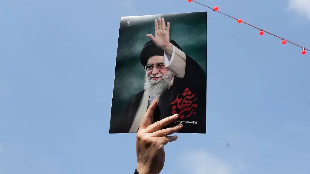 Chamenei-war-am-ersten-Tag-des-Krieges-bei-einem-israelischen-Luftangriff-auf-seinen-Amtssitz-in-Teheran-getoetet-worden