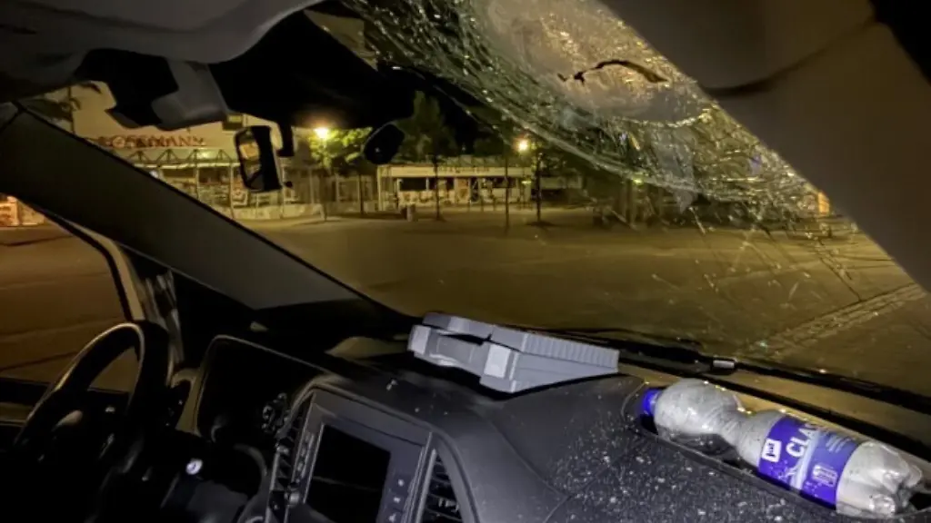 Ein-Pflasterstein-ist-in-Kiel-in-der-Nacht-zum-2-Juni-auf-einen-Streifenwagen-geworfen-wurden-Dabei-wurde-eine-Polizeibeamtin-verletzt