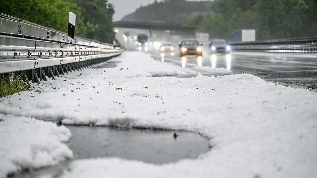 Bei-einem-Unwetter-hagelt-es-ueber-der-A7-bei-Heidenheim