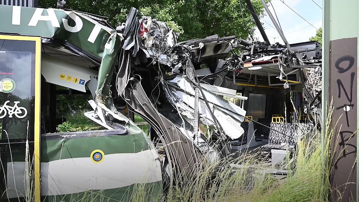 Straßenbahn zerfetzt: Schweres Tram-Unglück erschüttert Berlin - ntv.de