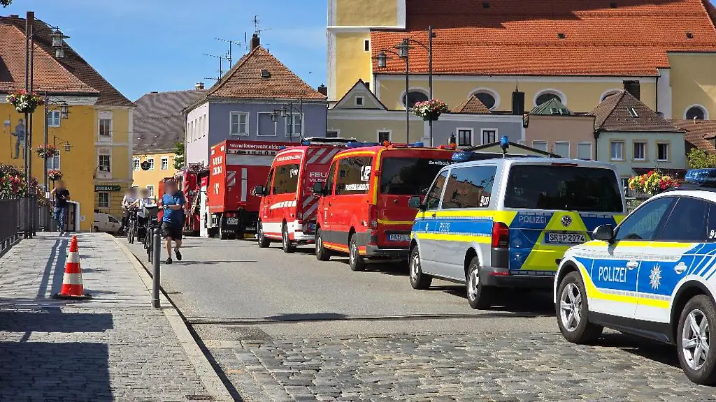 Grosseinsatz-fuer-Feuerwehr-und-Rettungskraefte-bei-einem-Saeureunfall-in-Vilshofen