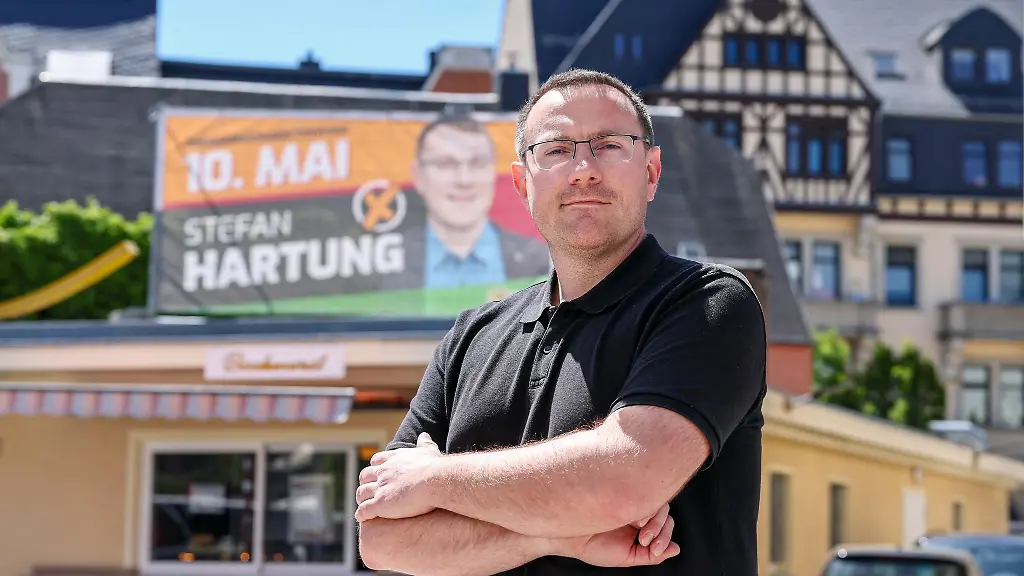 Er-greift-nach-dem-Chefsessel-im-Rathaus-von-Aue-Bad-Schlema-Stefan-Hartung-von-den-rechtsextremen-Freien-Sachsen