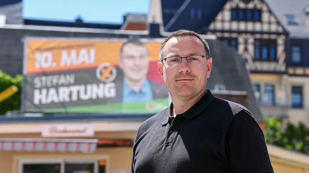 Stefan-Hartung-Mitbegruender-der-rechtsextremen-Freien-Sachsen-will-Oberbuergermeister-von-Aue-Bad-Schlema-werden-Im-ersten-Wahlgang-holte-er-die-meisten-Stimmen