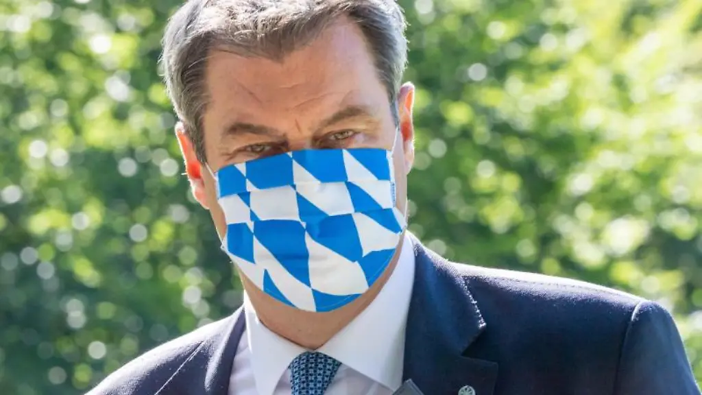 Markus-Soeder-CSU-Ministerpraesident-von-Bayern-mit-Mundschutz