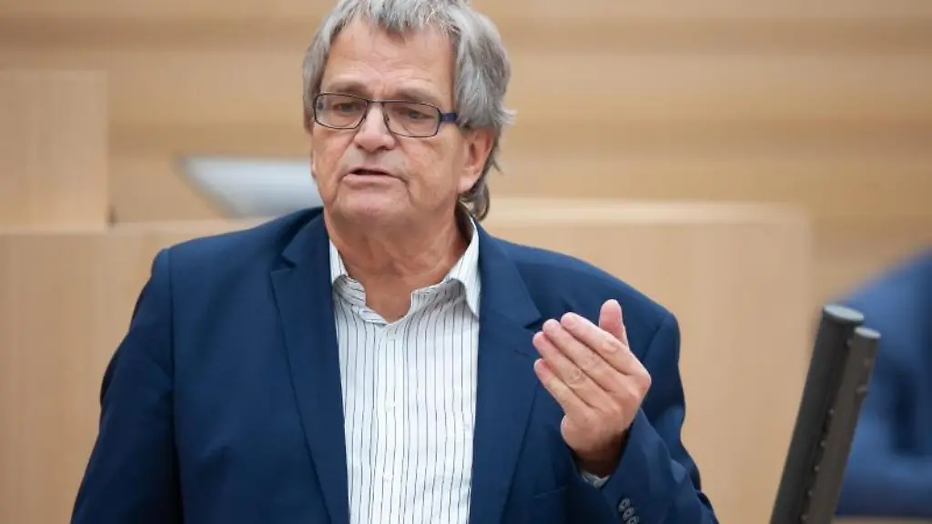 Uli-Sckerl-Die-Gruenen-Stellvertretender-Fraktionsvorsitzender-von-Buendnis-90-Die-Gruenen-spricht