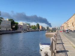 Schwarze Rauchwolken am Himmel: Ukrainische Drohnen greifen Ziele in St. Petersburg an