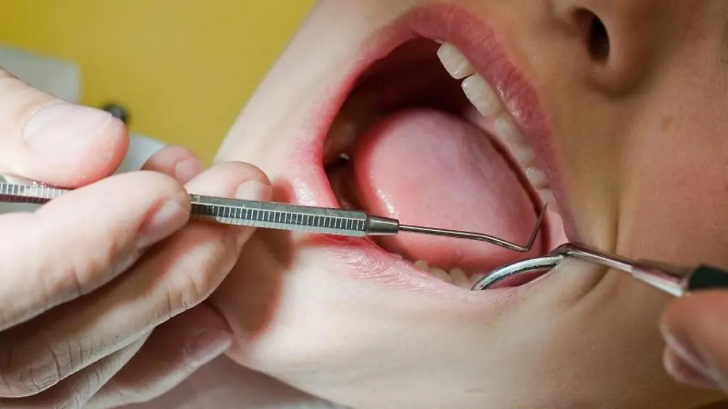 In-einer-Zahnarztpraxis-werden-die-Zaehne-eines-neunjaehrigen-Jungen-untersucht