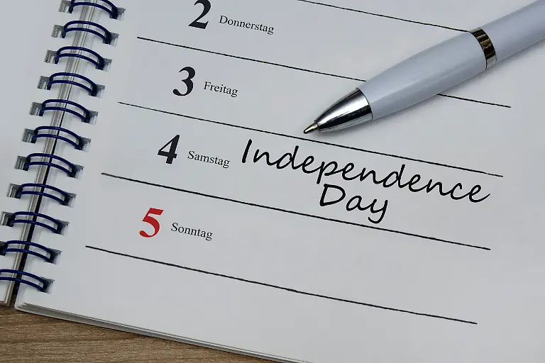 FOTOMONTAGE-06-05-2026-Borkwalde-Brandenburg-Auf-einem-Kalender-befindet-sich-ein-Kugelschreiber-und-der-Schriftzug-Independence-Day