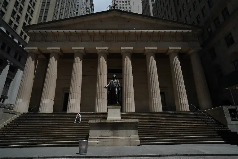 June-26-2020-New-York-NY-USA-The-Statue-of-George-Washington-on-the-steps-as-the-United-States-Park-Police-are-stationed-outside-of-the-Federal-Hall-National-Memorial-in-lower-Manhattan-on-June-26-2020-in-New-York