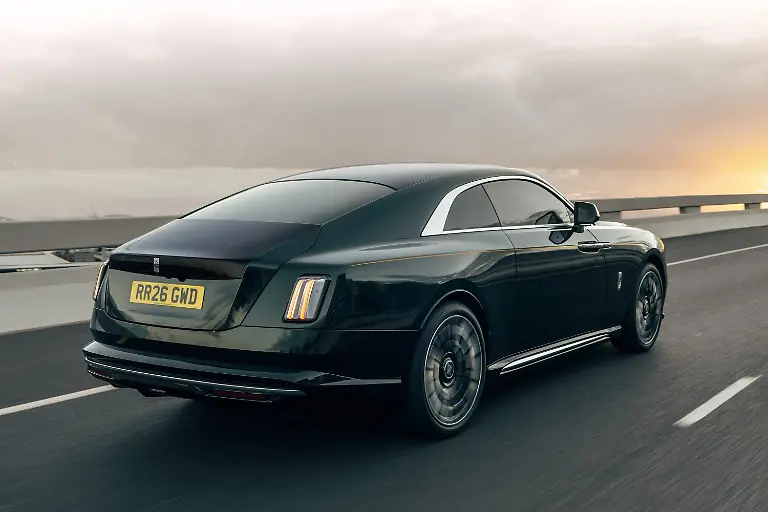 P90643664_highRes_rolls-royce-spectre-