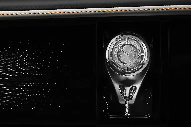 Ebenfalls-neu-ist-eine-von-Flugzeuginstrumenten-inspirierte-Uhr-die-sich-gemeinsam-mit-einer-hinterleuchteten-Spirit-of-Ecstasy-Figur-in-einer-verglasten-Vitrine-praesentiert