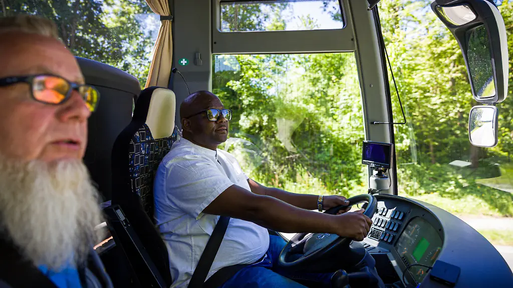 Fahrlehrer-Jens-Mehmecke-l-unterrichtet-einen-Busfahrer-aus-Suedafrika-Insgesamt-zehn-Frauen-und-Maenner-aus-Suedafrika-werden-im-Rahmen-eines-Pilotprojekts-gegen-Fachkraeftemangel-fuer-den-deutschen-Strassenverkehr-fit-gemacht-Danach-sollen-sie-im-Nahverkehr-eingesetzt-werden